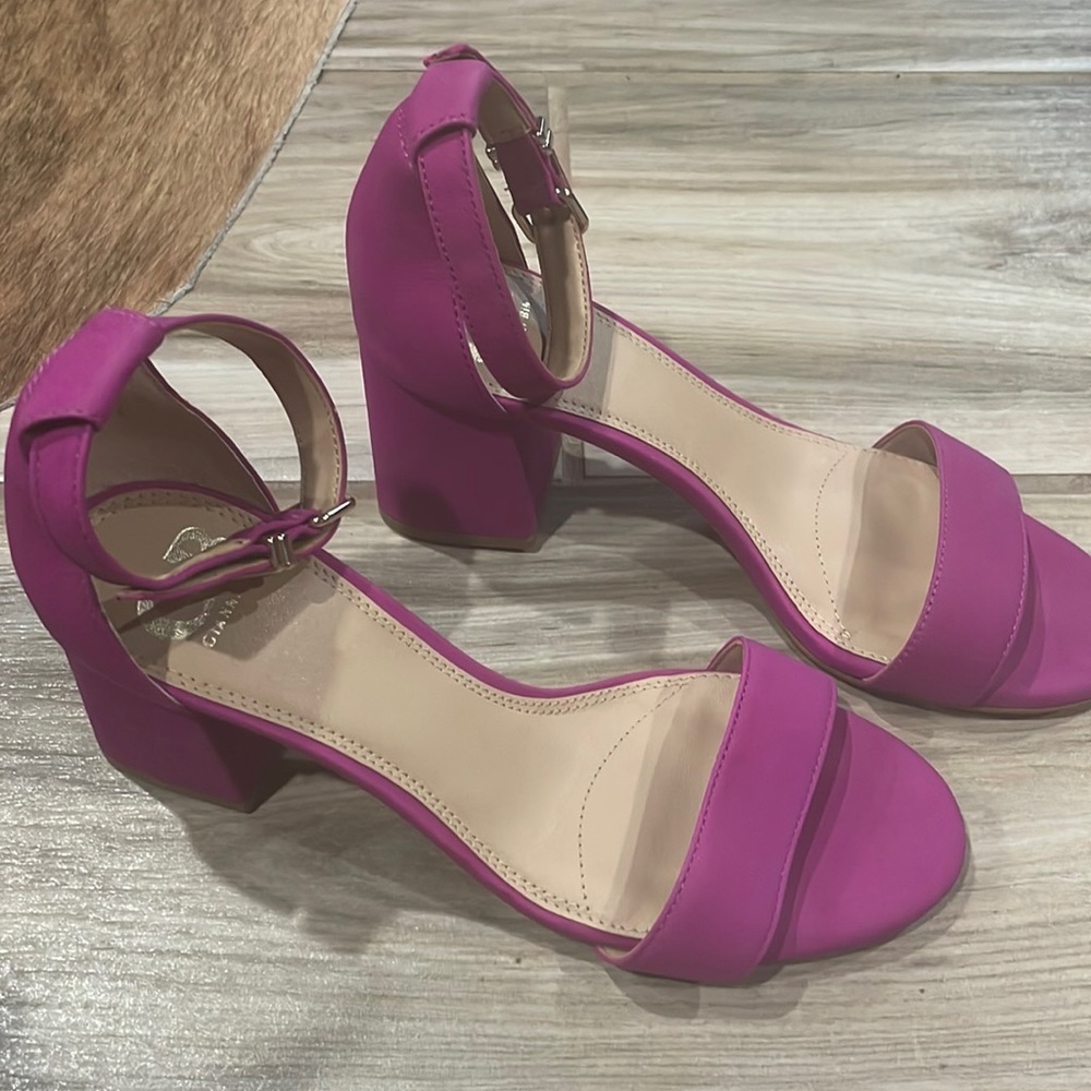 Gianni Bini Fushcia heels